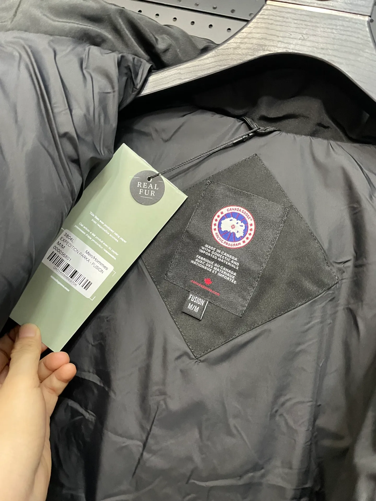 P880 black Canadian CANADA GOOES 04 model/women's model. The Arctic and Antarctic scientific expedition teams and others choose Canada Goose as their cold-proof equipment. They are the Rolls-Royce of down jackets.  ➖ Industry-leading anti-counterfeiting chip sensing.  ➖ Imported Behringer embroidery machines and customized embroidery labels, the highest level and industry leading.  ➖ Imported Korean 21-count polyester-cotton blended original fabric, TC85 waterproof coated fabric, water-repellent, windproof and wear-resistant.  ➖ The new national standard 80 white duck down is filled with an average of 520 grams of down. The amount of down filled is industry-leading.  ➖ 100% nylon lining with double double-layer sealing design to prevent velvet running, and seamless thread design on the cuffs!  ➖ Western Canadian Green Wolf Collar.  ➖ Yoshida YKK provides original factory-customized electroplated sliders. YKK two-way lockable zippers are tight and smooth and do not peel off paint.  ➖ 3M composite Velcro is durable and the accessories and hardware are all custom-made. Only for the purest goose, the most dedicated, the most professional, the highest quality, the highest cost performance!    SIZE:XS-XXL